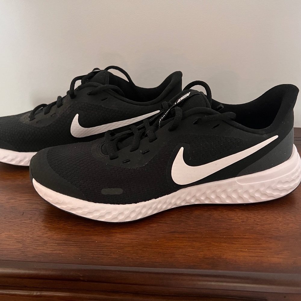 NIKE Kids Revolution Sneakers - Black & White - Size 5 - NEVER WORN